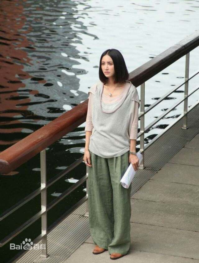 高清张歆艺(Zhang Xinyi)在《第三种爱情》饰邹雨中的图集