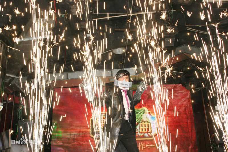 包小柏(Tino)代言魔幻圣典前后照片