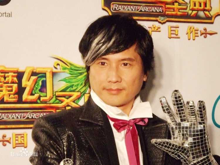 包小柏(Tino)代言魔幻圣典前后照片