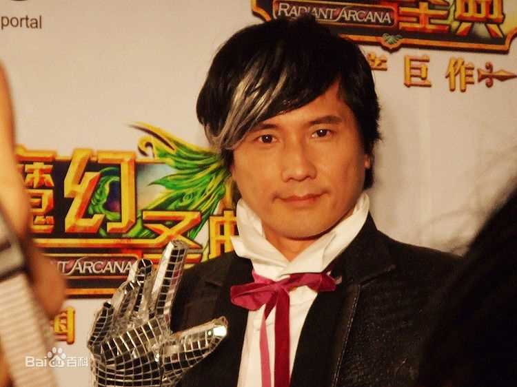 包小柏(Tino)代言魔幻圣典前后照片