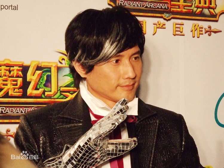 包小柏(Tino)代言魔幻圣典前后照片