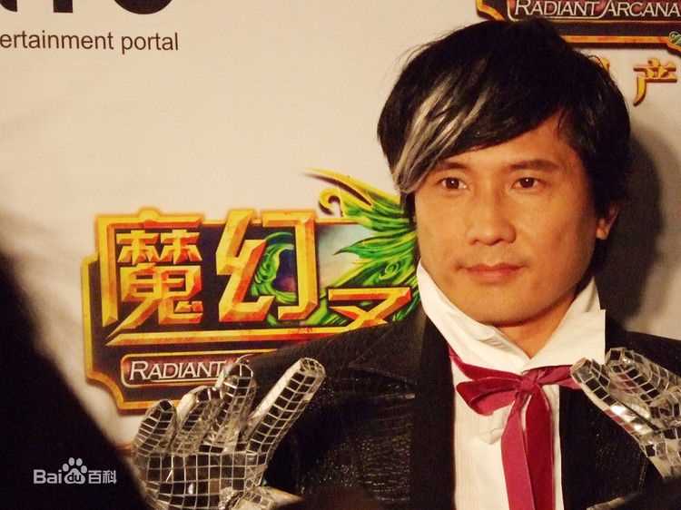 包小柏(Tino)代言魔幻圣典前后照片