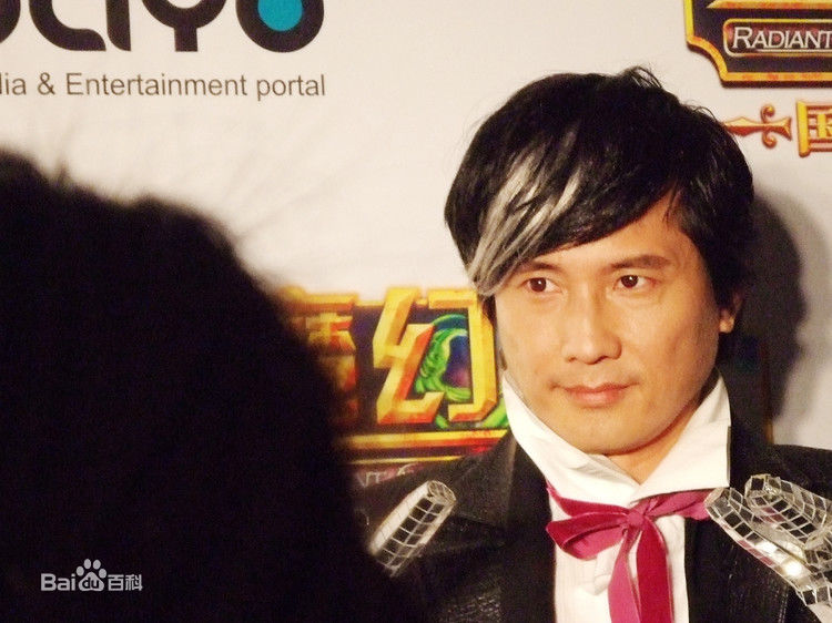 包小柏(Tino)代言魔幻圣典前后照片