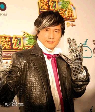 包小柏(Tino)代言魔幻圣典前后照片