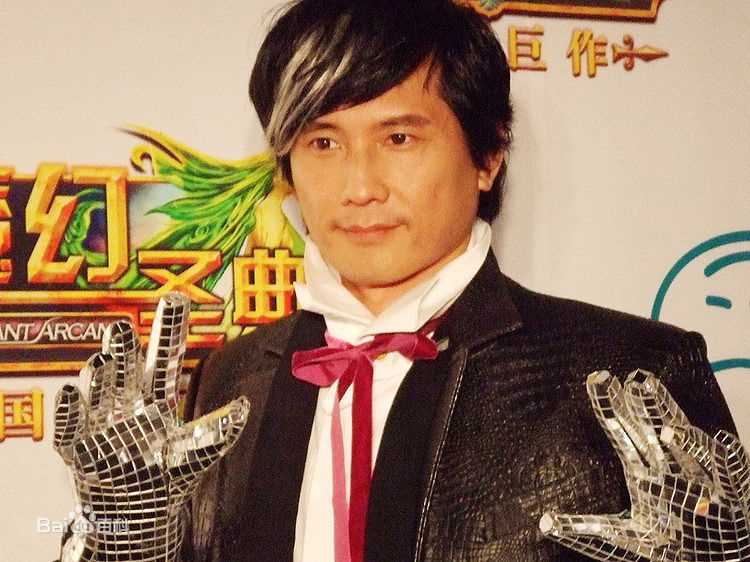 包小柏(Tino)代言魔幻圣典前后照片