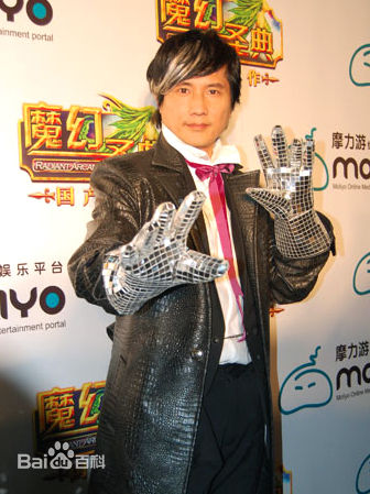 包小柏(Tino)代言魔幻圣典前后照片