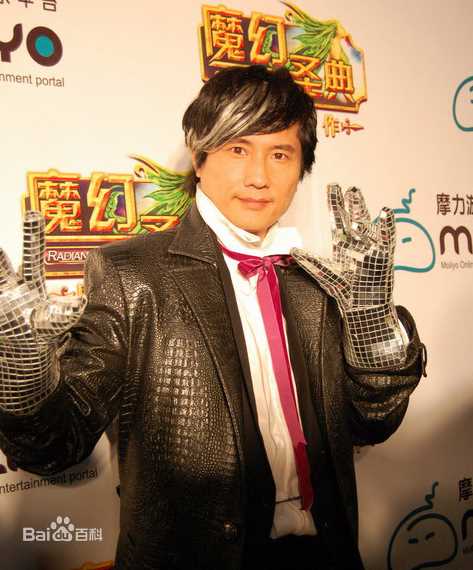 包小柏(Tino)代言魔幻圣典前后照片