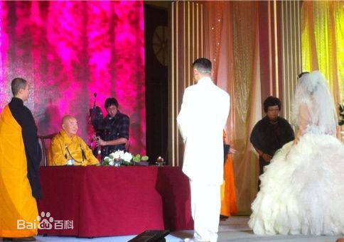 周立波(Zhou Libo)婚礼素颜照壁纸