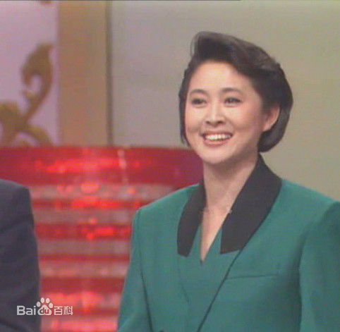 倪萍(<i>Ni Ping</i>)1991年主持春晚照片前后照片