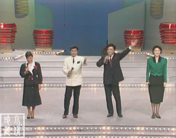 倪萍(<i>Ni Ping</i>)1991年主持春晚照片前后照片
