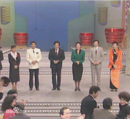 倪萍(<i>Ni Ping</i>)1991年主持春晚照片前后照片