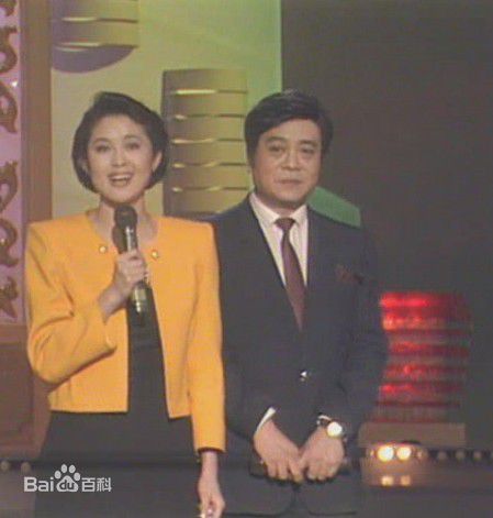 倪萍(<i>Ni Ping</i>)1991年主持春晚照片前后照片