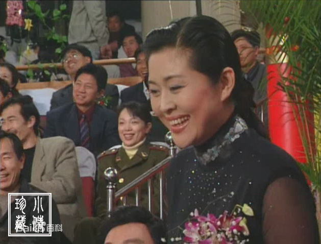 倪萍(<i>Ni Ping</i>)1999年主持春晚照片生活照