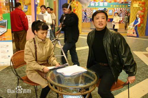 吕小品出席活动照壁纸壁纸