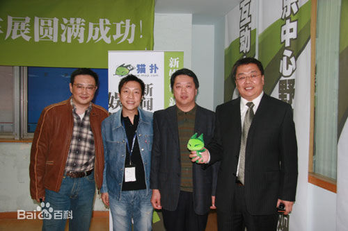 吕小品出席活动照壁纸壁纸