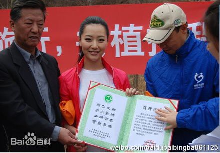 白冰(Ice)新闻活动采访素颜照壁纸