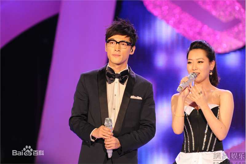 白冰(Ice)新闻活动采访素颜照壁纸