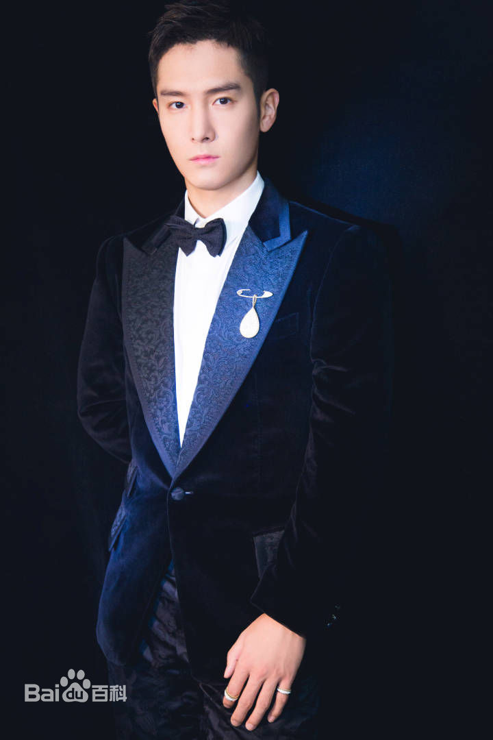 盛一伦(Peter)西装照壁纸壁纸
