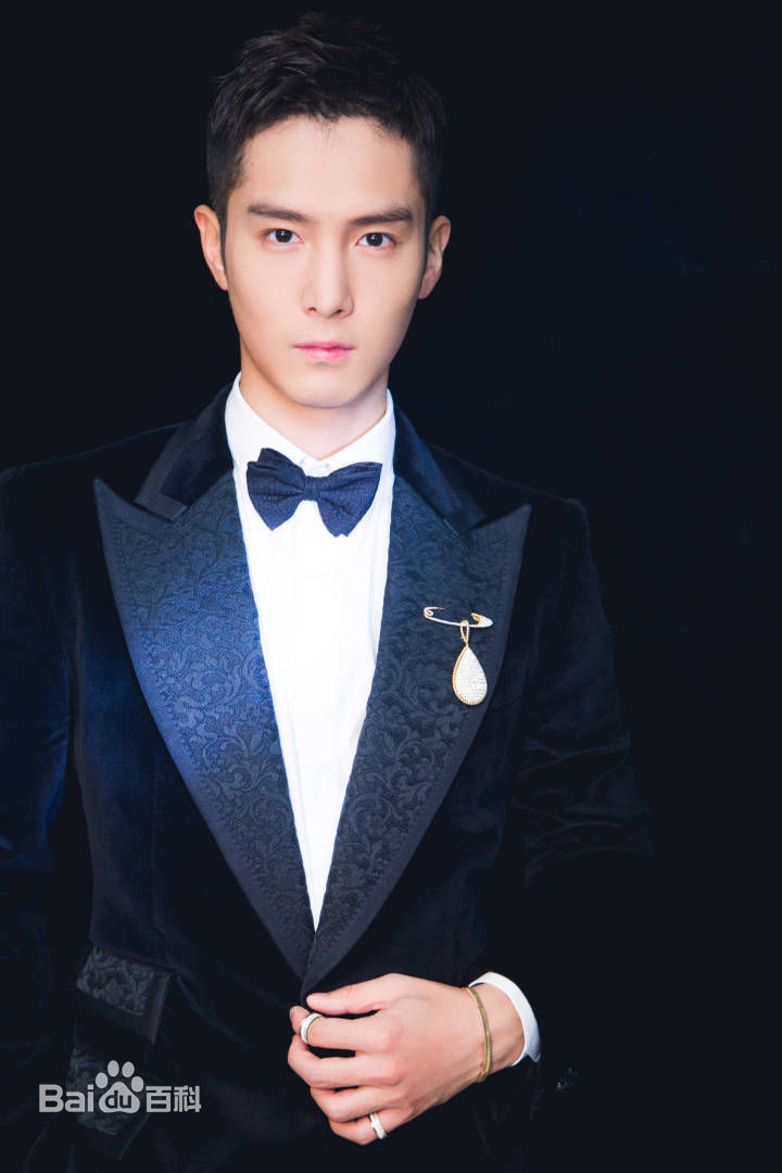 盛一伦(Peter)西装照壁纸壁纸