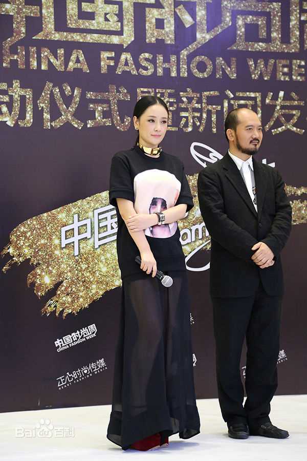 孙宁深V红裙图册