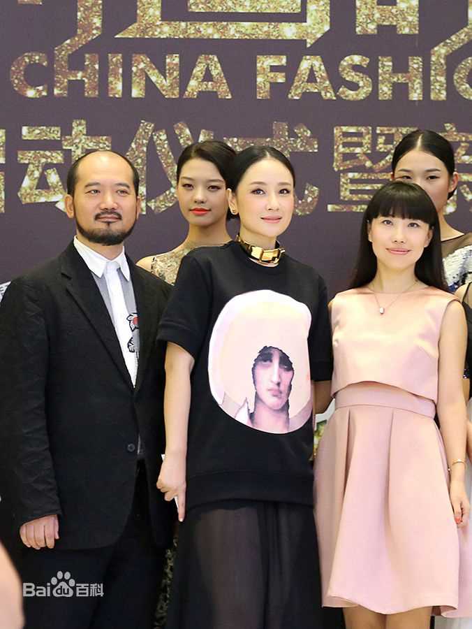 孙宁深V红裙图册