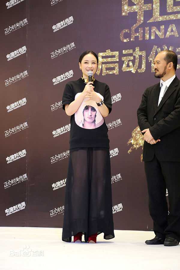 孙宁深V红裙图册