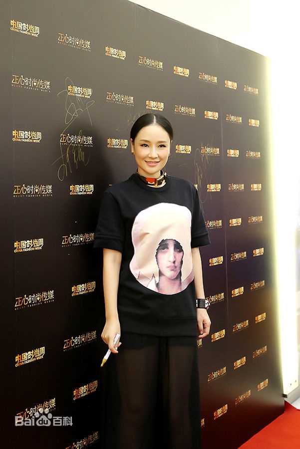 孙宁深V红裙图册