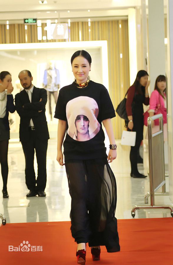 孙宁深V红裙图册