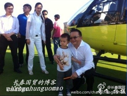 王刚与2岁儿子和小外孙前后照片