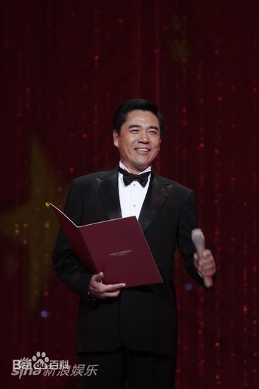 陈宝国参加典礼前后照片