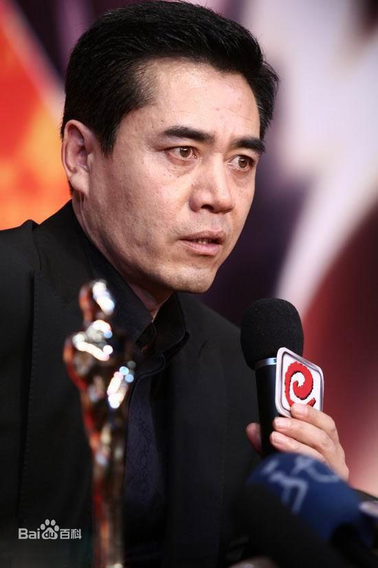 陈宝国参加典礼前后照片