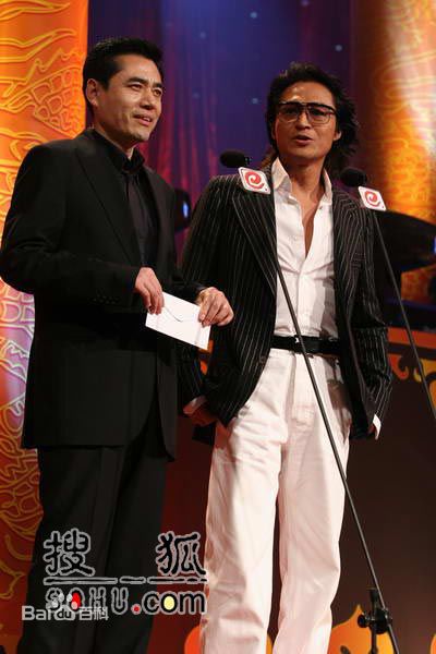 陈宝国参加典礼前后照片