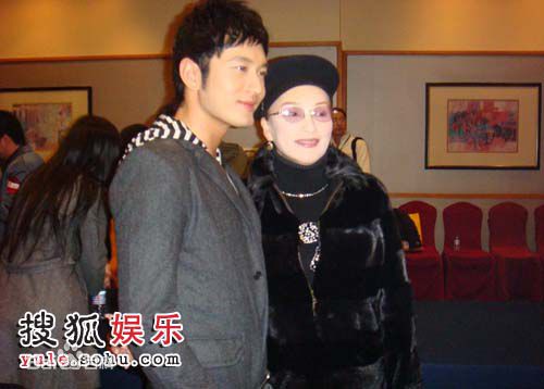 陈莎莉活动照壁纸壁纸