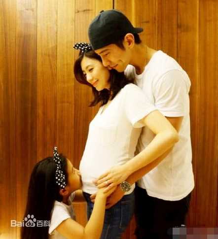 贾静雯(Alyssa Chia)与修杰楷图片图集