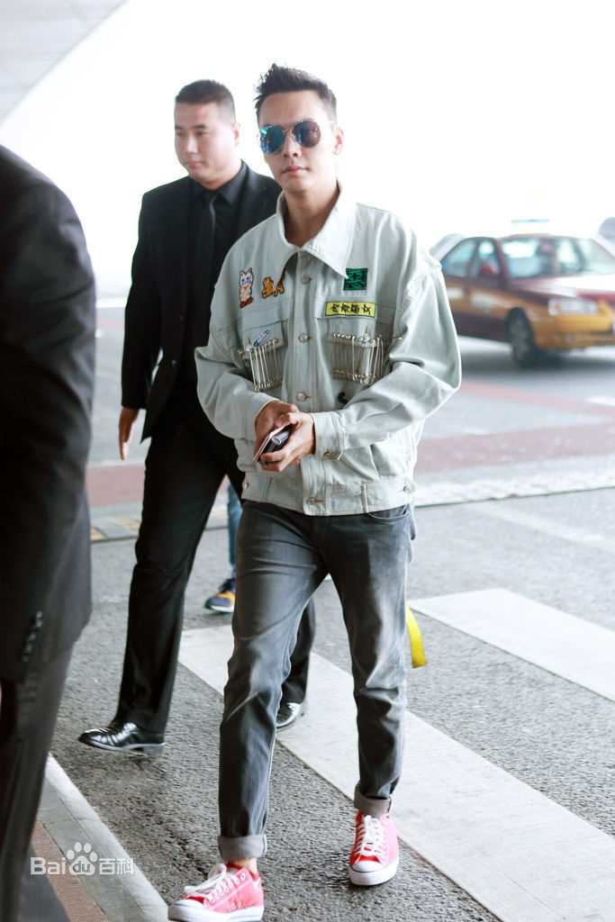 陈伟霆(William Chan)机场照壁纸壁纸