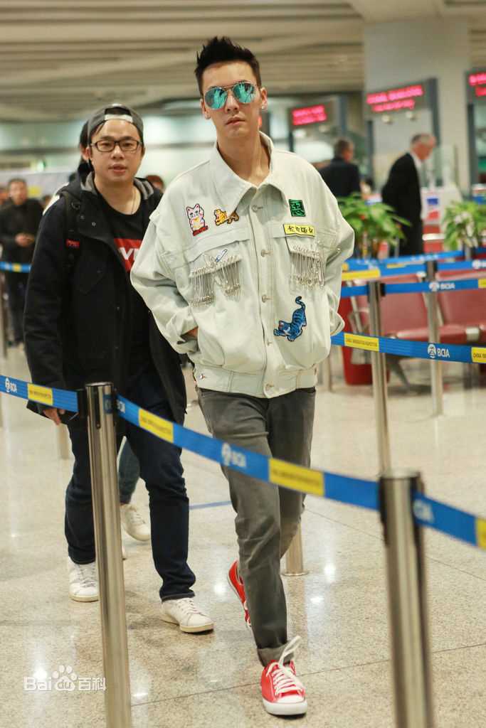 陈伟霆(William Chan)机场照壁纸壁纸