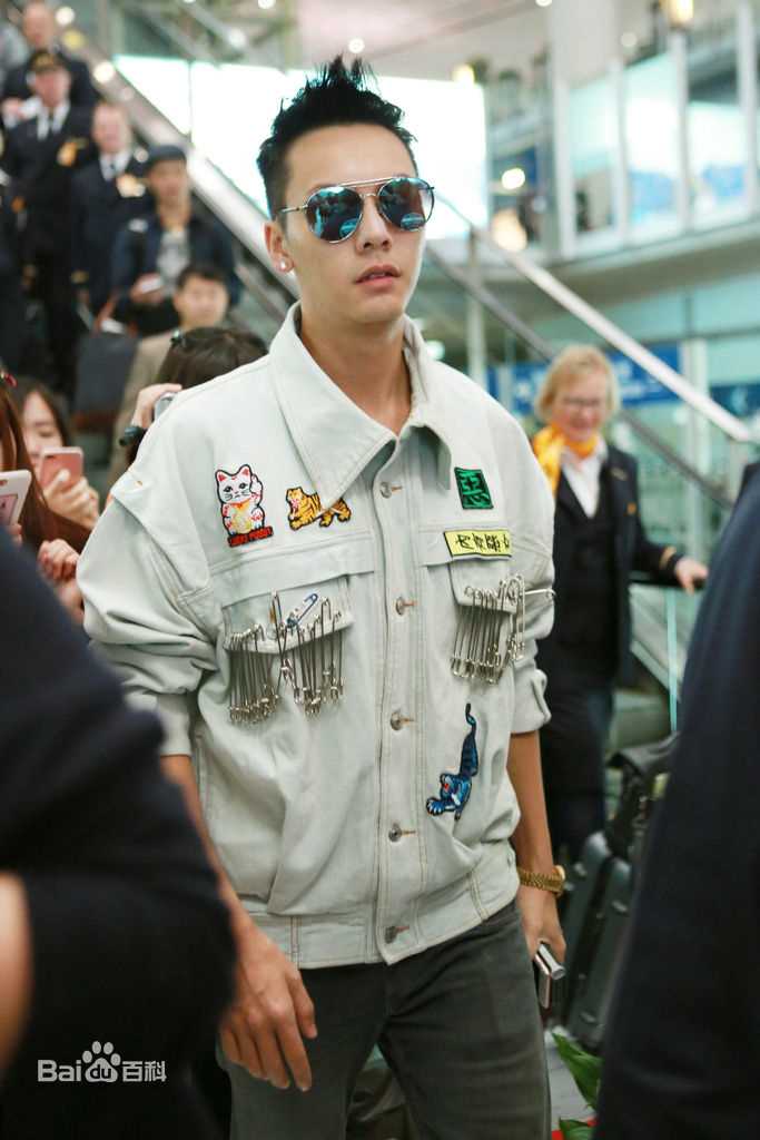 陈伟霆(William Chan)机场照壁纸壁纸