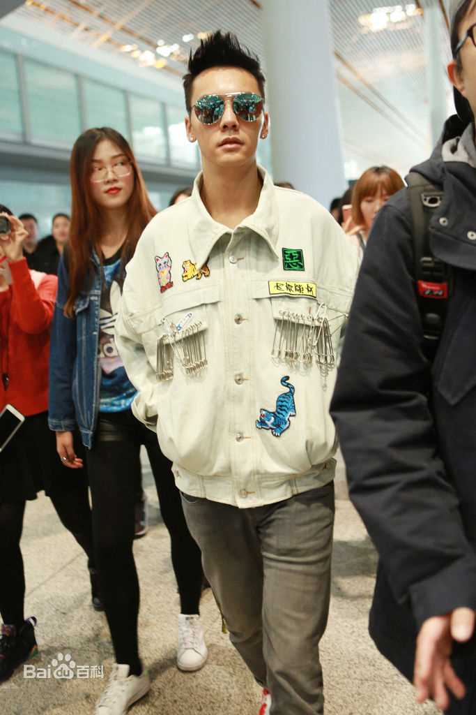 陈伟霆(William Chan)机场照壁纸壁纸