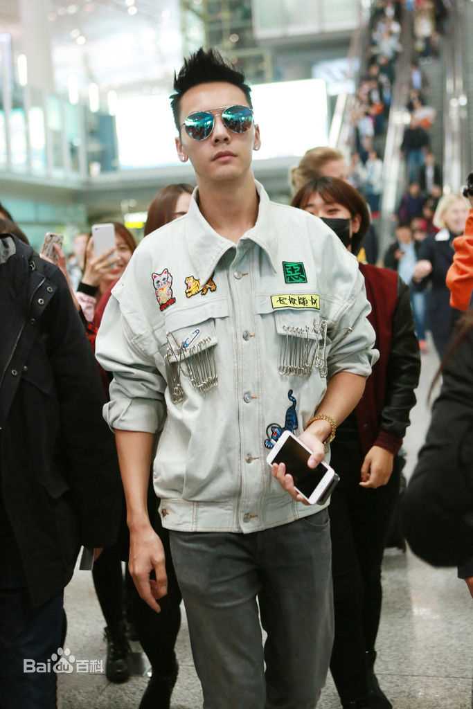 陈伟霆(William Chan)机场照壁纸壁纸