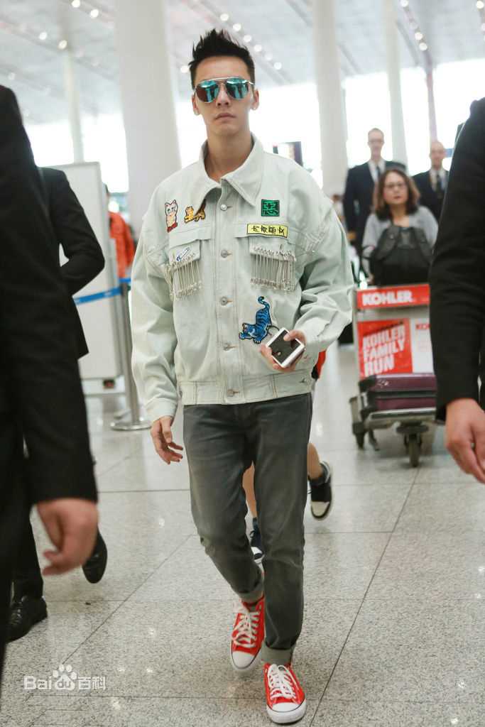 陈伟霆(William Chan)机场照壁纸壁纸