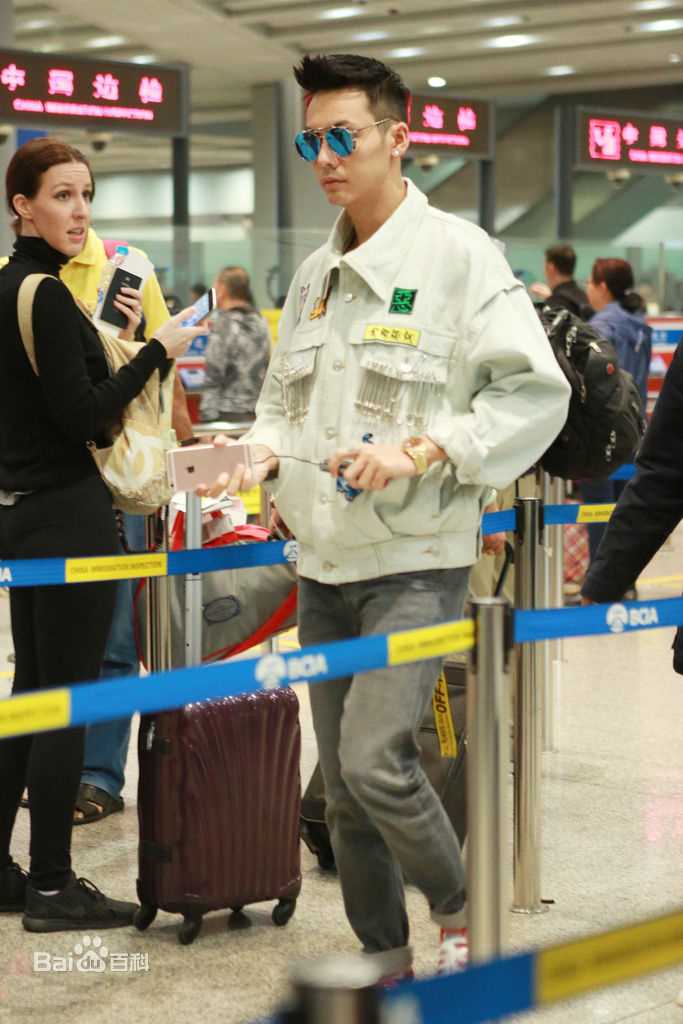 陈伟霆(William Chan)机场照壁纸壁纸