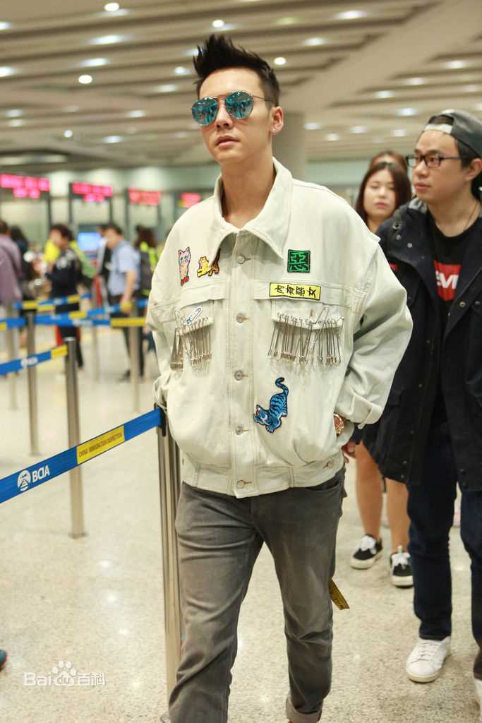 陈伟霆(William Chan)机场照壁纸壁纸