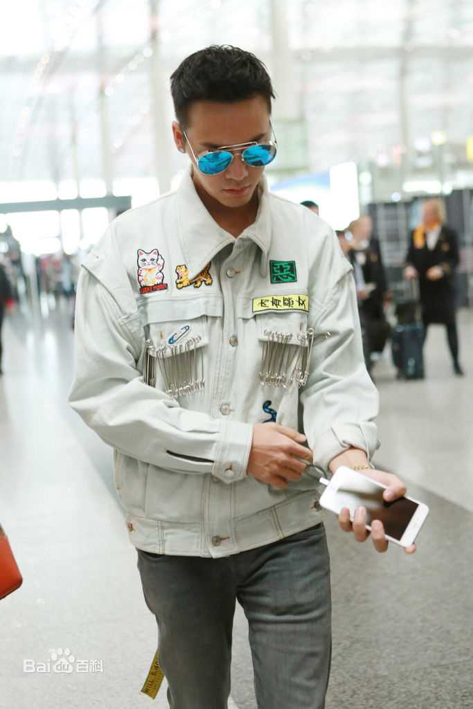 陈伟霆(William Chan)机场照壁纸壁纸