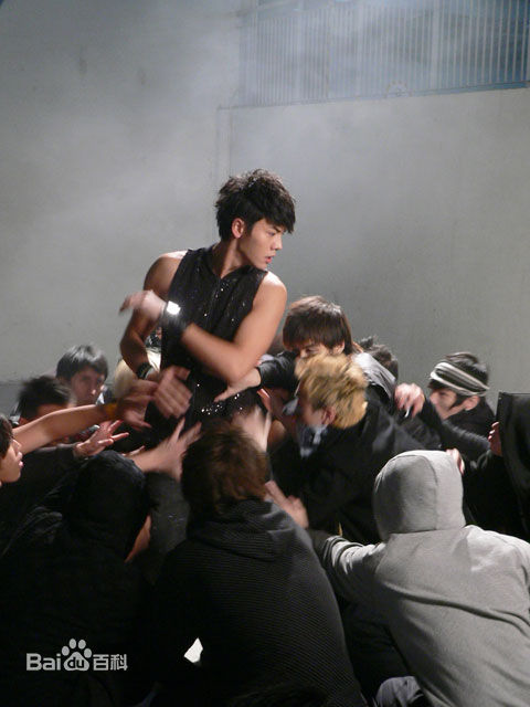 陈伟霆(William Chan)在个人专辑《Warrior》中的