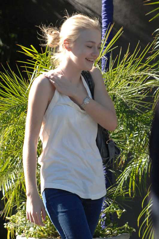 达科塔·范宁(Dakota Fanning)街拍壁纸壁纸