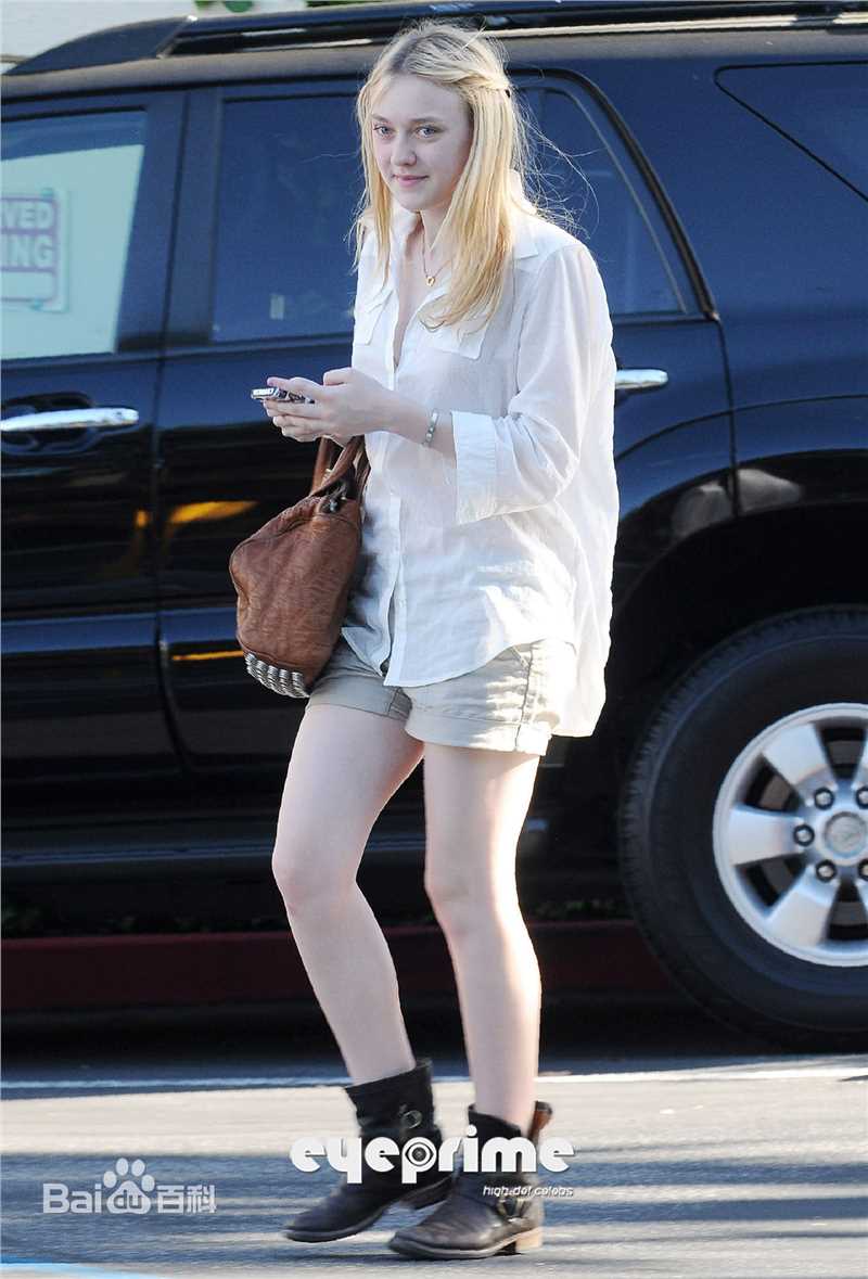 达科塔·范宁(Dakota Fanning)街拍壁纸壁纸
