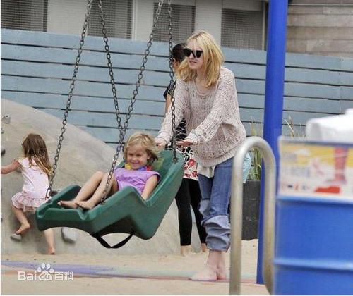 达科塔·范宁(Dakota Fanning)街拍壁纸壁纸