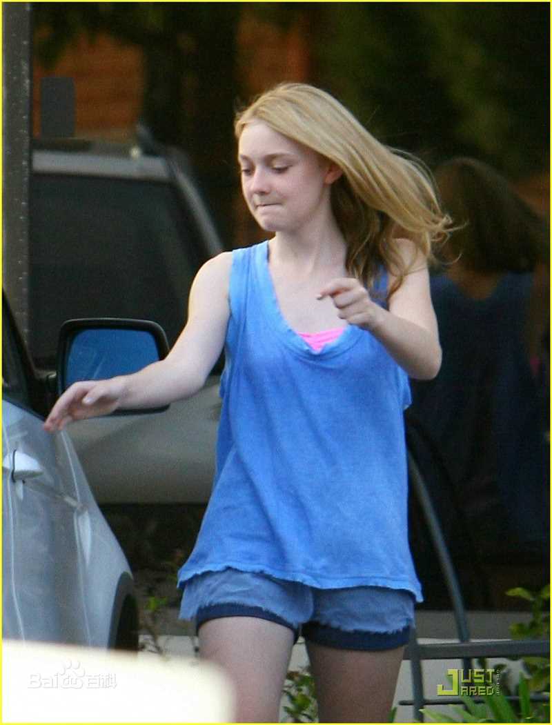 达科塔·范宁(Dakota Fanning)街拍壁纸壁纸