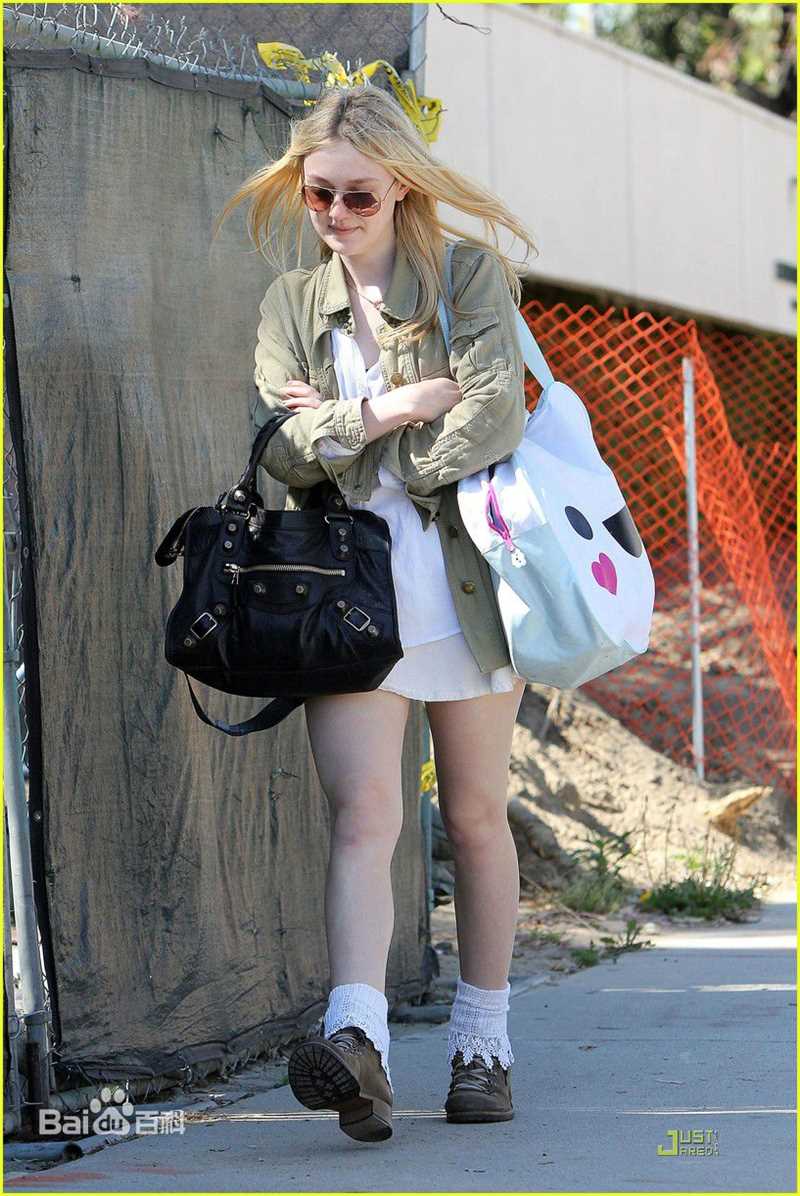 达科塔·范宁(Dakota Fanning)街拍壁纸壁纸