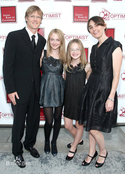 达科塔·范宁(Dakota Fanning)街拍壁纸壁纸